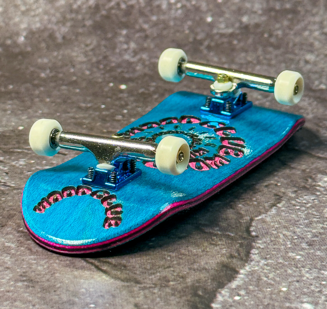 WoodClub ATELIER Deck en bois de 33,7mm - "Lagoon Blue"
